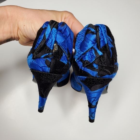Stuart Weitzman || Blue & Black Floral Heels w Bow - Picture 11 of 11